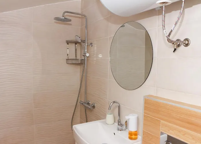 Shik & Chic In The Heart Of # 5min From Μπουργκάς